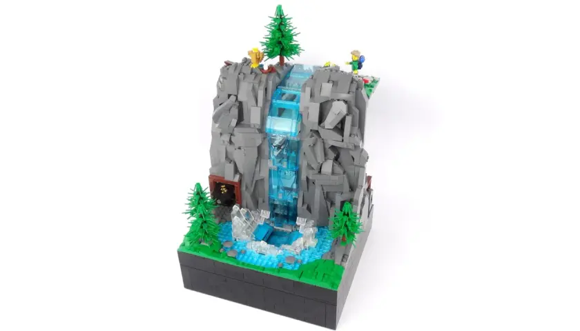 Eine beeindruckende LEGO-Landschaft mit einem Wasserfall, Bäumen und Wanderern. Inspiriert von einer LEGO Classic Bauanleitung, zeigt sie die Kreativität beim Bauen.