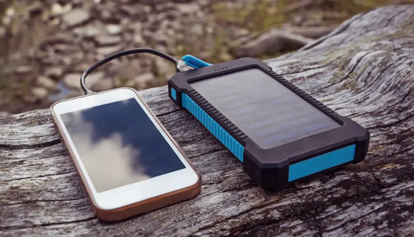 Telefon ładuje się dzięki powerbankowi solarnemu. To rozwiązanie, jak naładować telefon bez prądu w plenerze.