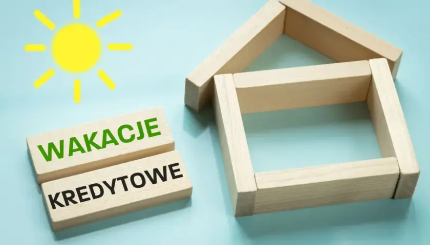 Słońce i dom z klocków symbolizują wakacje kredytowe. Sprawdź warunki, by cieszyć się zasłużonym odpoczynkiem bez zmartwień.
