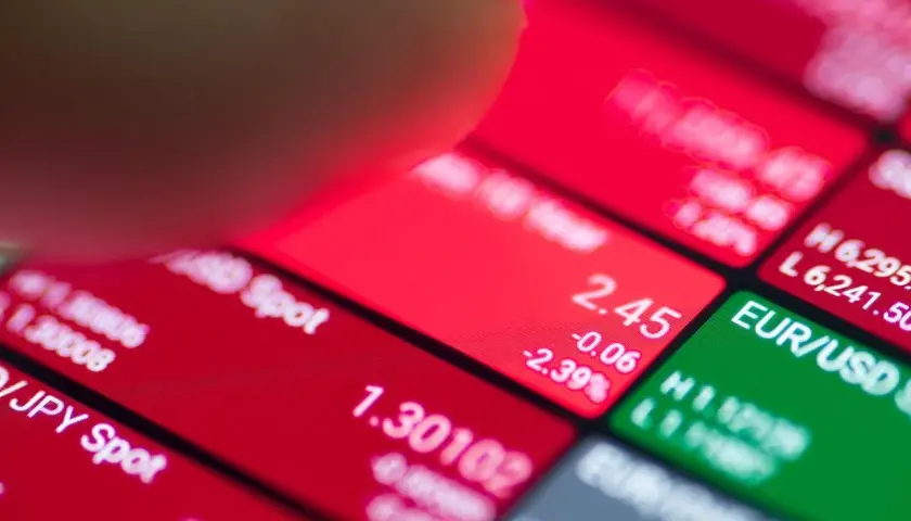 Ein Finger tippt auf einen Bildschirm mit Börsenkursen. Ein ETF auf Stahl könnte hier eine interessante Investition sein.