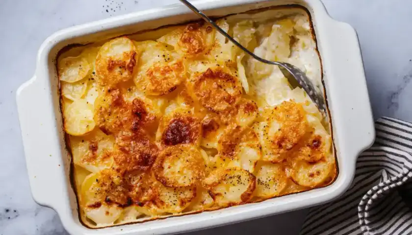 Gratin dauphinois doré, prêt à être dégusté. Le temps de cuisson au four chaleur tournante a été parfait pour ce plat réconfortant.
