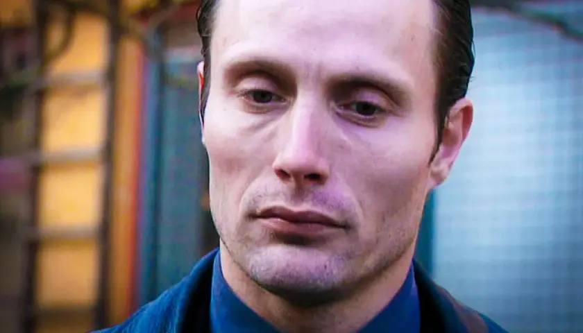 Mads Mikkelsen som Hannibal Lecter i rollistan i Mordkommissionen. Hans blick är intensiv och tankfull.