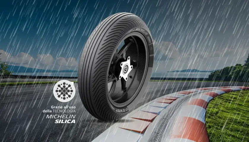 Pneumatico Michelin su pista bagnata, con pioggia battente. La tecnologia Michelin Silica garantisce un'ottima durata pneumatici e aderenza.