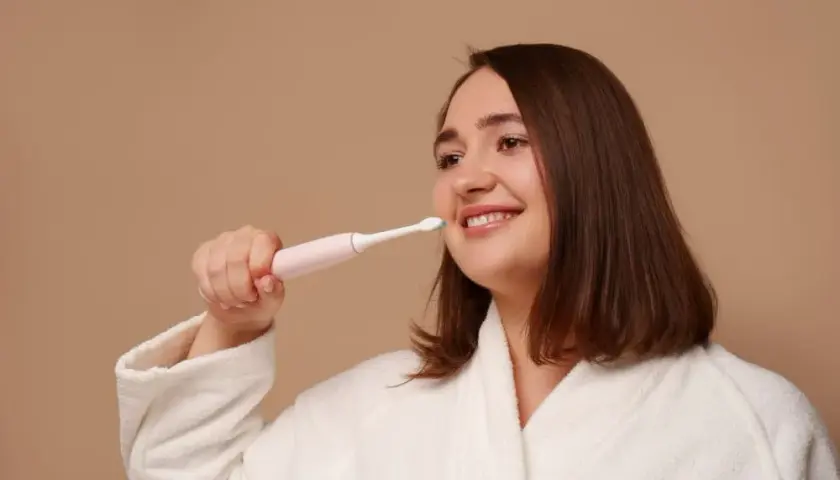 Szczoteczka soniczna: jak myć zęby prawidłowo? Uniknij błędów!