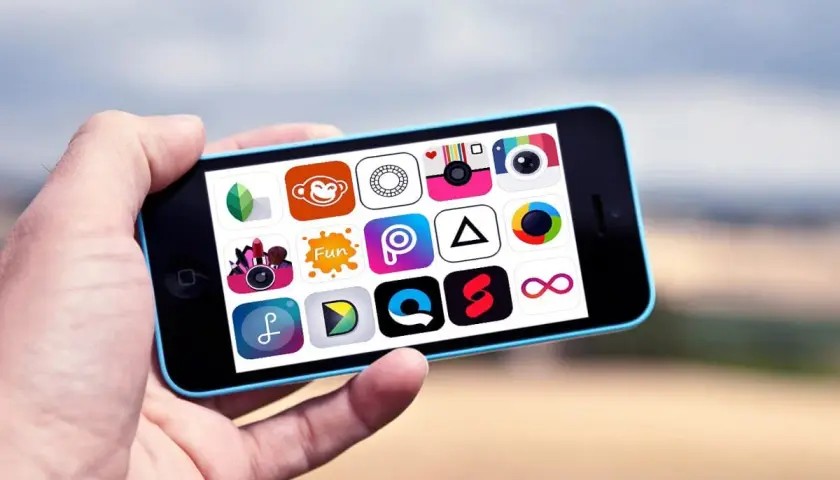Telefon z ikonami wielu programów do obróbki zdjęć, idealny do kreatywnego edytowania fotografii.