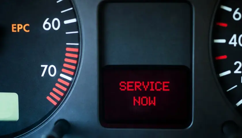 Luz EPC encendida en el salpicadero de un coche, junto a un mensaje rojo que dice "SERVICE NOW".