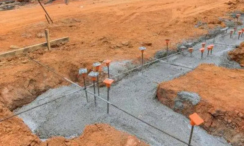 Jaki fundament pod ogrodzenie wybrać, aby uniknąć problemów?
