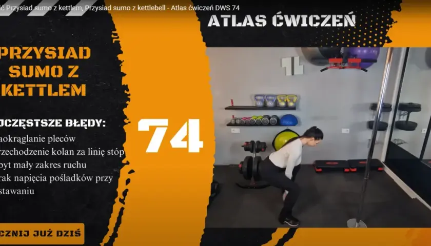 Kobieta wykonuje przysiad sumo z kettlebell. Na ekranie widnieje napis "Przysiad sumo z kettlem" oraz lista najczęstszych błędów.