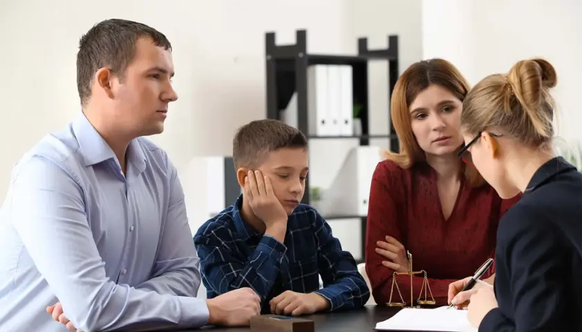 Rodzina z synem rozmawia z prawniczką o uchylenie nadzoru kuratora rodzinnego.