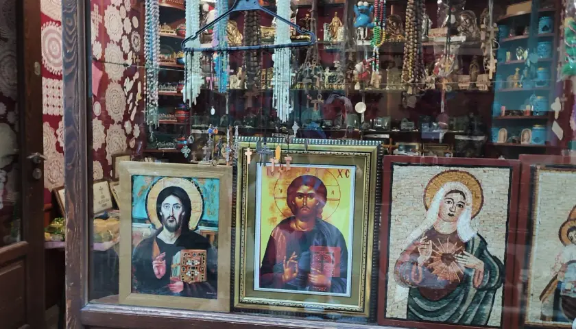 Ikony Jezusa i Matki Boskiej, ozdoby i krzyże w sklepie z pamiątkami z Antiochii.