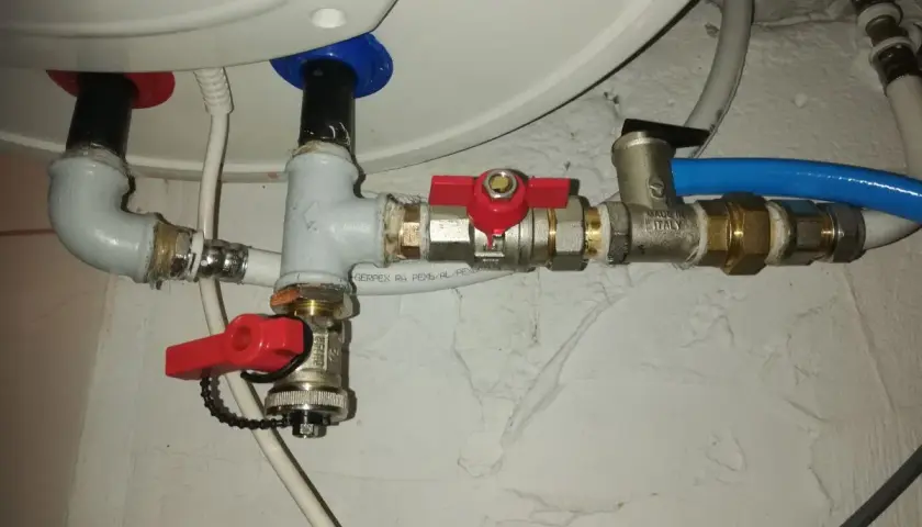 Zawór bezpieczeństwa w bojlerze elektrycznym zamontowany jest na rurze doprowadzającej wodę, tuż przy urządzeniu.