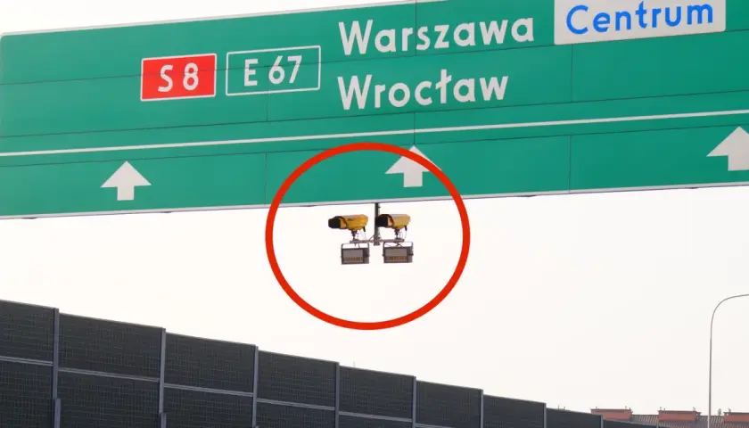 Dwa żółte urządzenia nad drogą S8 E67 w kierunku Warszawy i Wrocławia to system odcinkowego pomiaru prędkości.