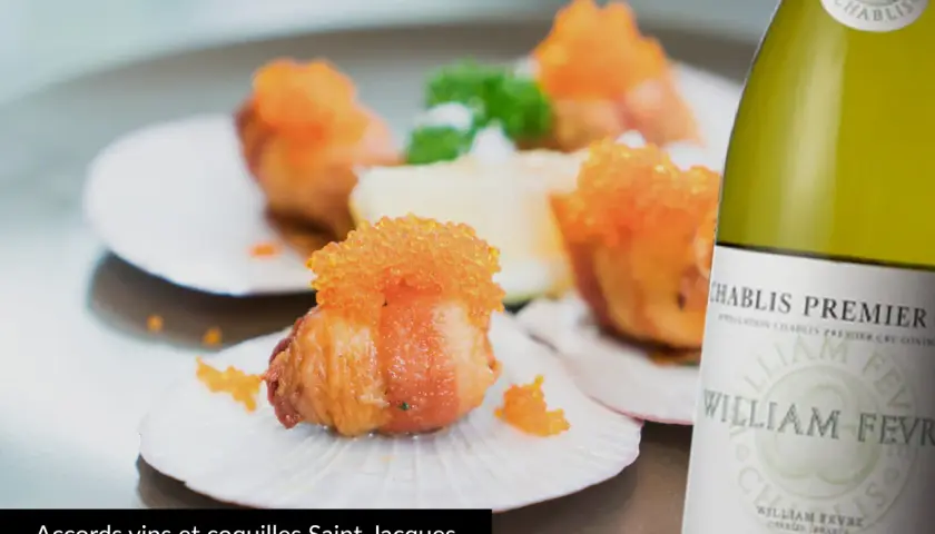 Coquilles Saint-Jacques au safran et vin blanc, accompagnées d'une bouteille de Chablis.