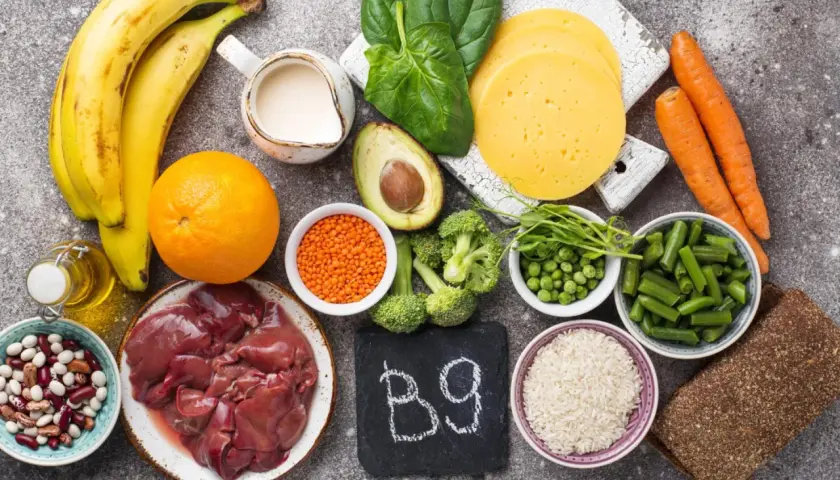 Bananen, Orangen, Linsen, Spinat, Brokkoli, Erbsen, Bohnen, Leber, Reis, Karotten, Käse, Brot – alles vitamin b9 lebensmittel.