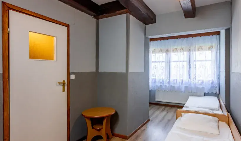 Ile kosztuje nocleg w schronisku? Sprawdź ceny i oszczędzaj!
