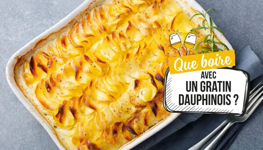 Un gratin dauphinois doré et crémeux, prêt à être dégusté. Quelle boisson pour accompagner ce plat ?