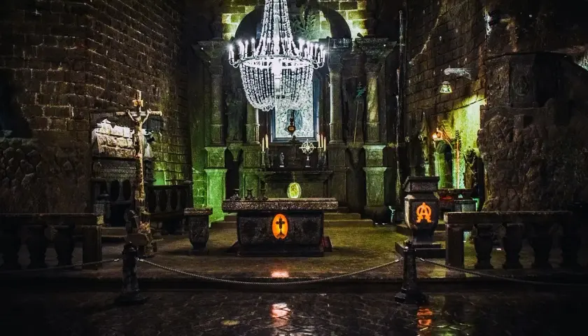 Wnętrze kaplicy w kopalni soli w Wieliczce, jednej z najpiękniejszych kopalnie do zwiedzania w Polsce. Kryształowy żyrandol i ołtarz wyrzeźbione w soli.