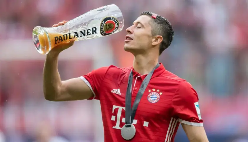 Ile Lewandowski zarabia miesięcznie? Zaskakujące fakty o jego dochodach