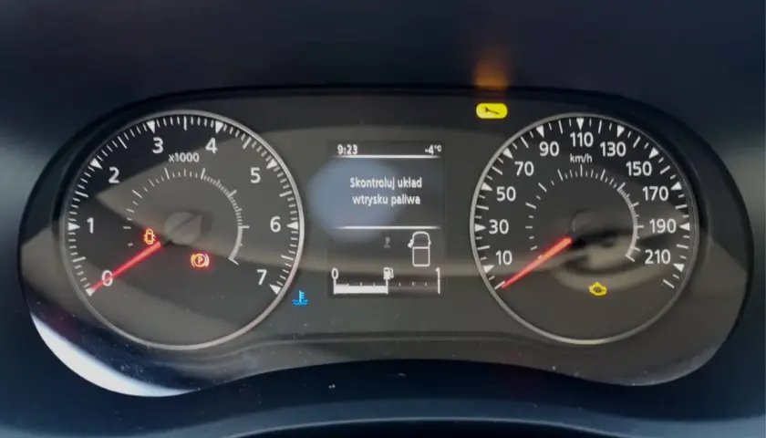 Kontrolki Renault Master 3: komunikat "Skontroluj układ wtrysku paliwa", wskaźnik paliwa, obrotomierz, prędkościomierz i kontrolka silnika.