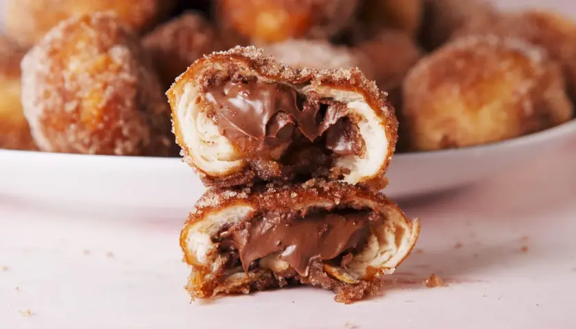 Bretzel au Nutella coupé en deux, révélant une garniture crémeuse au chocolat.