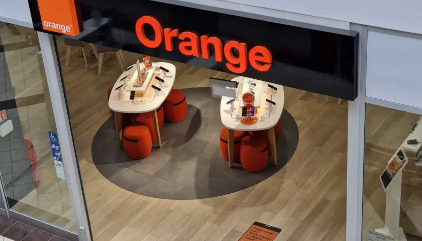 Sklep Orange z ekspozycją telefonów. Sprawdź, czy Twój pakiet komfortowy jest gotowy do odbioru.