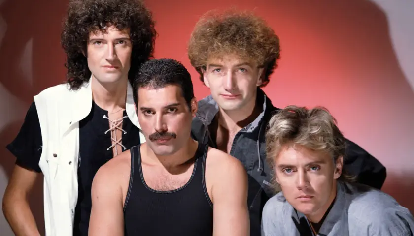 Bohemian Rhapsody obsada: Freddie Mercury, Brian May, Roger Taylor i John Deacon pozują do zdjęcia.