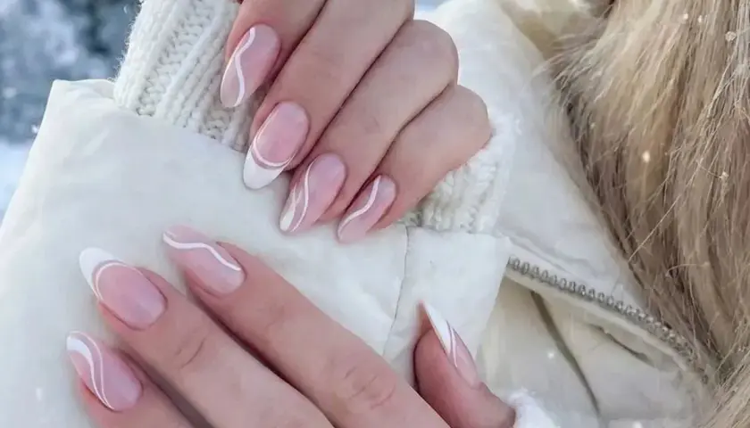 Vackra press on nails med en fransk manikyr och vita vågiga linjer. Perfekt för en vinterdag.