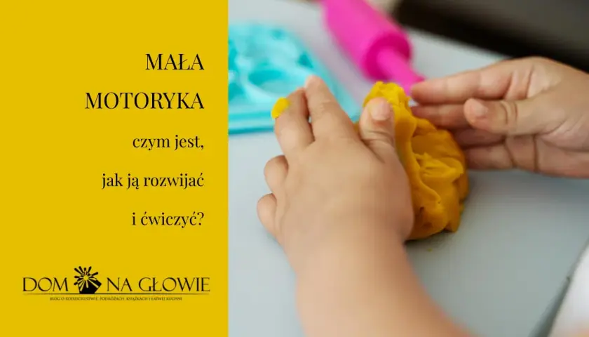 Dziecko rozwija motorykę małą, ugniatając żółtą masę plastyczną. Obok widać niebieską foremkę i różowy wałek.