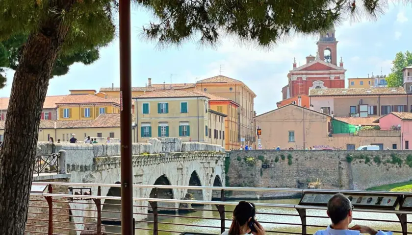 Ponte di Tiberio e palazzi colorati a Rimini, un'ottima idea per scoprire cosa vedere a Rimini e dintorni.