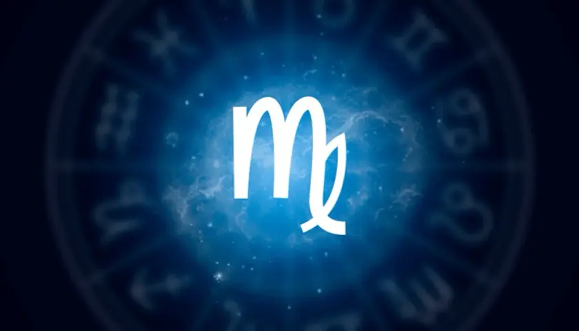 Symbol Panny na tle niebieskiej mgławicy. Sprawdź swój horoskop panna codzienny i odkryj, co gwiazdy mówią o Twoim dniu.