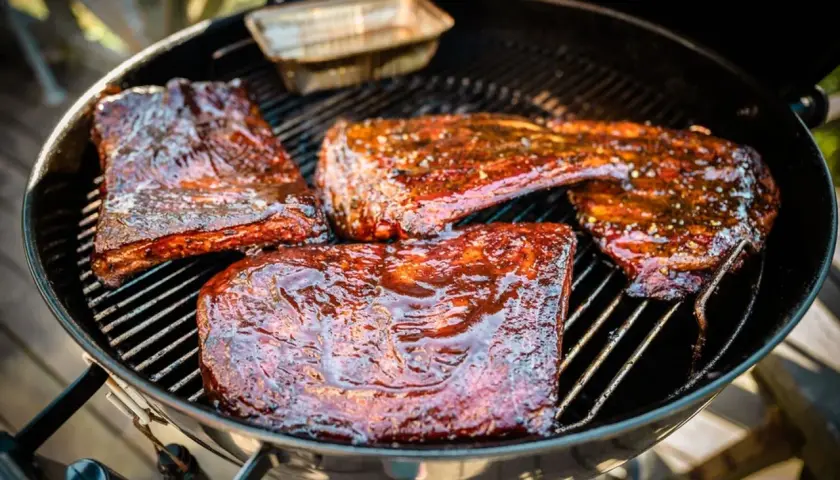 Glacerade revbensspjäll på grillen, redo att serveras med en god sås till grillat.