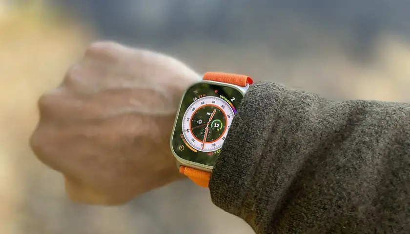 Apple Watch Ultra mit Kompass-App für die Navigation im Freien.