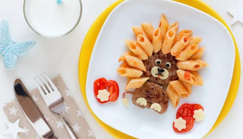 Un león hecho de hamburguesa y pasta, ideal para cenas para niños de 2 a 3 años. ¡Un plato divertido y nutritivo!
