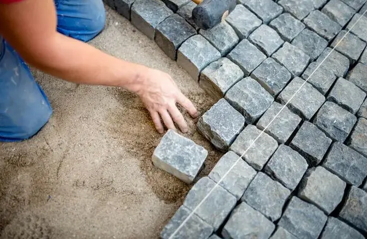 Ile za m kostki brukowej? Poznaj ukryte koszty i ceny usług