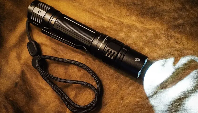 Czarna latarka Fenix PD36R Pro świeci mocnym światłem. Czy 1500 lumenów to dużo? Tak, to bardzo dużo światła do eksploracji!