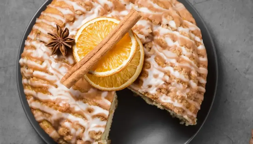 Pyszne ciasto cynamonowe z lukrem, pomarańczą i anyżem. Idealne na jesienne popołudnie.