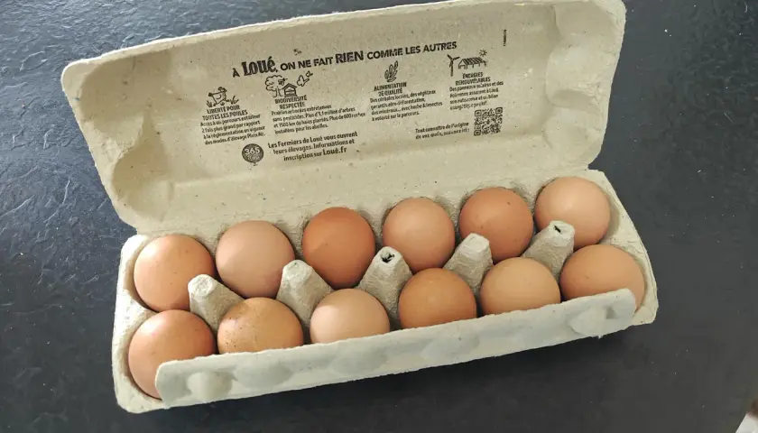 Une boîte de **dlc oeufs** de poules élevées en plein air, avec des informations sur le bien-être animal et la biodiversité.