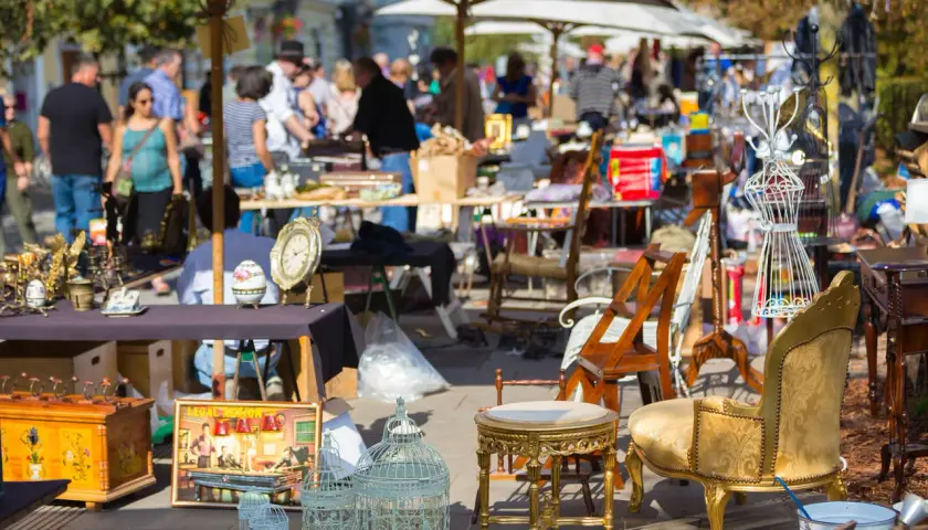 Buntes Treiben auf dem Hofflohmarkt Haidhausen: Antike Möbel, Deko und Kuriositäten laden zum Stöbern ein.