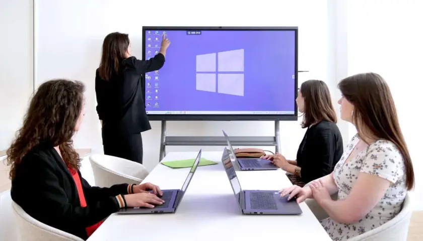 Frauen nutzen ein digitales Whiteboard online für eine Präsentation.