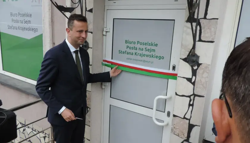 Otwarcie biura poselskiego PiS w Warszawie. Poseł Stefan Krajewski przecina wstęgę.