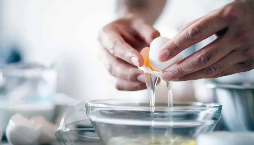 Séparer des blancs d'œufs pour faire des meringues ou une omelette. Que faire avec des blancs d'œufs ?