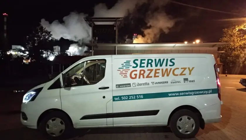 Biały van z napisem "SERWIS GRZEWCZY" i numerem telefonu. To firma ter met serwis kielce.