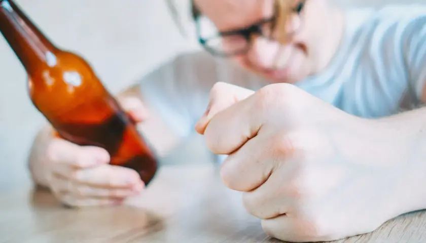 Zaciśnięta pięść i butelka piwa. Jak udowodnić w sądzie że mąż jest alkoholikiem?