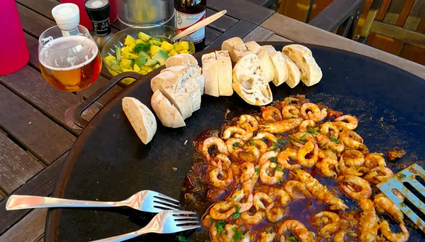 En härlig måltid med räkor på muurikka, serverad med bröd och en sallad. Ett perfekt recept för en sommarkväll!