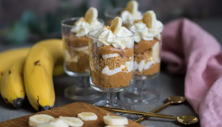 Tre glas med banoffee paj i lager av kexsmulor, kolasås, banan och grädde. En härlig dessert att njuta av.