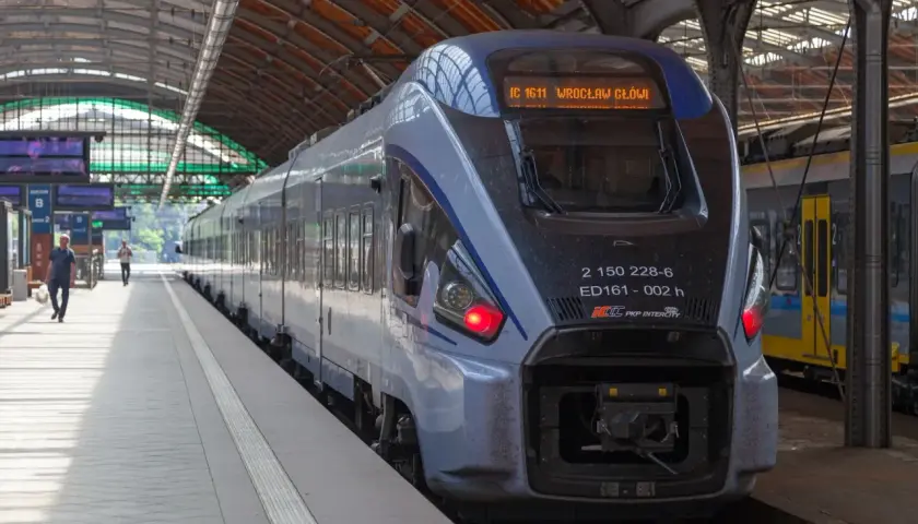 Pociąg Intercity na stacji. Marzysz, jak zostać konduktorem Intercity? To podróż pełna wyzwań i satysfakcji.