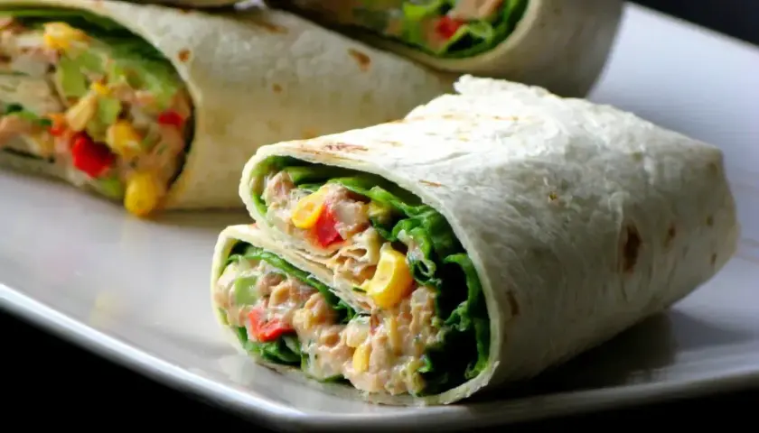 Pyszna tortilla z tuńczykiem, chrupiącą sałatą, kukurydzą i papryką. Idealna na szybki lunch.