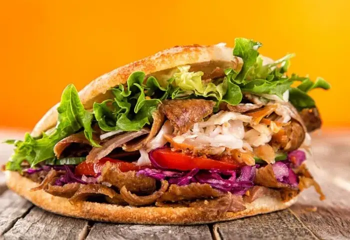 Ile kcal ma kebab z frytkami? Zaskakujące kalorie w Twoim posiłku