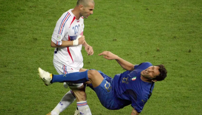 Zidane uderza Materazziego w klatkę piersiową podczas meczu.