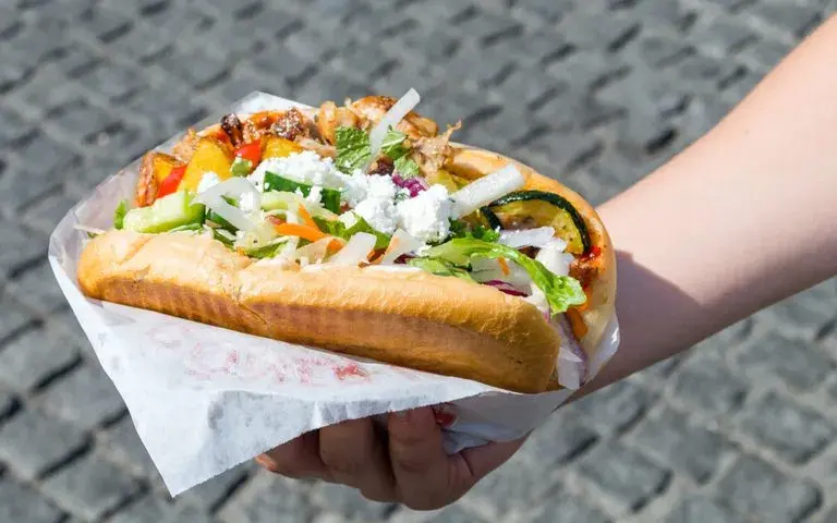 Kebab box: Ile kalorii? Sprawdź, jak zamówić lżejszą wersję